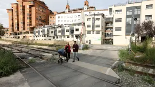 El paso a nivel junto a la estación de Teruel -en la imagen- es utilizado a diario por decenas de personas.