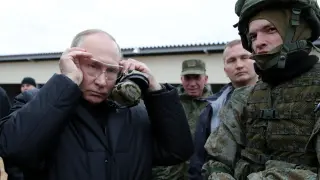 El presidente ruso Vladimir Putin visita un centro de entrenamiento.