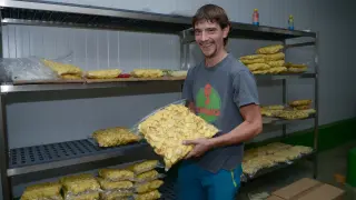 Fernando Martínez muestra las patatas ya troceadas y envasadas al vacío, listas para distribuir.