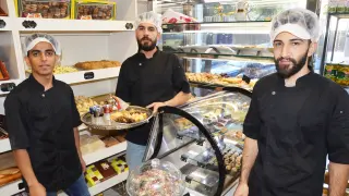 De izquierda a derecha, Musaab, Hussam y Albeshr, en la pastelería.