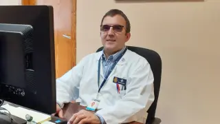 El enfermero Rodolfo Serrablo, en su despacho de la Jefatura Superior de Policía de Aragón.