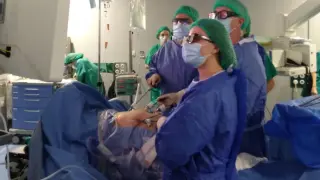 El Servicio de Cirugía del Hospital de Alcañiz cuenta con reconocidos profesionales y es puntero, entre otros, en la reconstrucción mamaria tras un cáncer o en la cirugía laparoscópica (en la imagen).