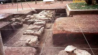 Estructuras halladas en una de las excavaciones de la década de los ochenta.