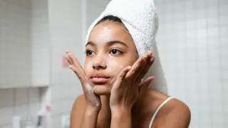 Una limpieza adecuada es la base de la salud de la piel.
