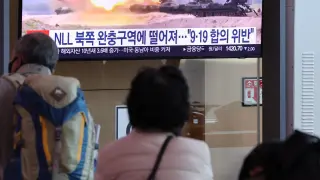 La televisión de Corea del Sur muestra un ensayo de misiles por parte del Norte, el pasado 19 de octubre.