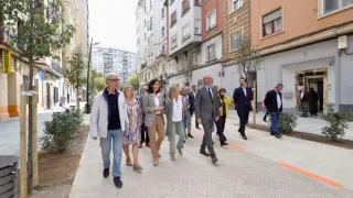 El alcalde, Jorge Azcón, durante su visita a la reformada calle Ricla.