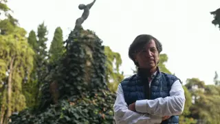 Carlos López Otín, investigador aragonés del cáncer, ante la escultura de Orensanz dedicada al escritor Rubén Darío en el parque José Antonio Labordeta esta mañana.