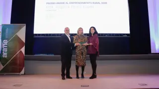Premio a la Creatividad Innovadora, Elisa Pelayo Astiz de Ágilmente (centro), junto con Mª Soledad de la Puente Sánchez, directora general de Trabajo del Gobierno de Aragón y Olga Pinilla, de la Junta de ARAME.