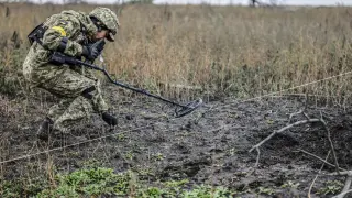 Un soldado ucraniano busca explosivos en la zona de Jersón UKRAINE RUSSIA CONFLICT