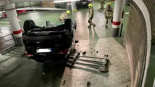 Un coche vuelca entre dos plantas de un garaje en Zaragoza