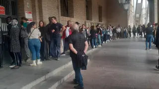 Decenas de personas esperan a las puertas del Ayuntamiento para entrar en el registro