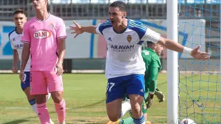 Guillem Naranjo celebra el gol que esta temporada le anotó al Esnayol.