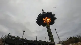 Plesetsk (Russian Federation), 26/10/2022.- A handout still image taken from a handout video provided by the Russian Defence ministry press-service shows 'Yars' intercontinental ballistic missile launches at Plesetsk Cosmodrome to Kura Test Range during training to test the Russian strategic deterrence forces in Plesetsk, Russia, 26 October 2022. The Russian military held a training session during which they practiced a massive nuclear strike in response to an enemy nuclear attack. Valery Gerasimov, Chief of the General Staff of the Armed Forces of the Russian Federation, said that the Yars missile system of the Strategic Missile Forces, the strategic missile submarine of the Northern Fleet Tula, and two Tu-95MS missile carriers were involved in the training. (Atentado, Rusia, Roma) EFE/EPA/RUSSIAN DEFENCE MINISTRY PRESS SERVICE / HANDOUT HANDOUT EDITORIAL USE ONLY/NO SALES RUSSIA DEFENCE
