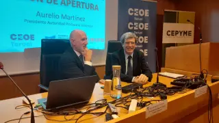 Luis Miguel Pascual, decano de la Facultad de Ciencias Sociales, y Aurelio Martínez, presidente de la Autoridad Portuaria de Valencia, este martes en Teruel.