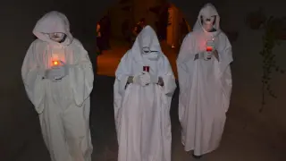 La "triste comitiva" de las almetas hacia el cementerio de Radiquero la noche de Todos los Santos. gsc