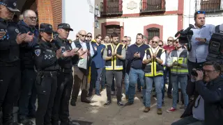 Varios agentes de Policía aplaudiendo durante el acto en Argamasilla de Calatrava, Ciudad Real.