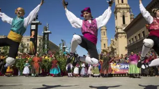 Imagen de archivo del XXVIII Encuentro Internacional de Folklore Ciudad de Zaragoza en la plaza del Pilar.