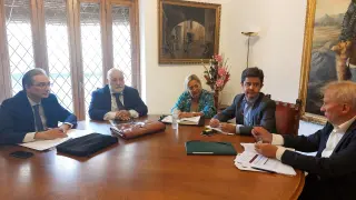 Reunión del alcalde de Huesca con responsables de Renfe en el Ayuntamiento de la capital oscense.