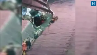 Al menos 91 muertos y 100 desaparecidos tras derrumbarse un puente colgante en la India