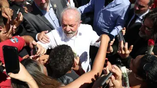 Luiz Inácio Lula da Silva saluda a simpatizantes tras votar en la segunda ronda de las elecciones presidenciales