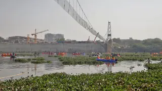 Los rescatistas buscan sobrevivientes después de que un puente colgante colapsara en la ciudad de Morbi