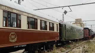 El coche restaurante 2747 WR del tren, pintado de marrón, que unía Lisboa-Madrid-París, junto al vagón de viajeros de segunda clase 6033 BB4, que utilizar´na para ir a Logroño.