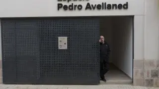 Pedro Avellaned, fotógrafo, cineasta y actor, ante la sala de exposiciones que lleva su nombre.