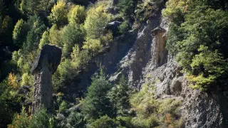 Chimeneas de hadas en el barranco de Arás (Alto Gállego), la de la derecha de reciente formación.