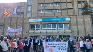 Alrededor de medio millar de personas se concentran en el Hospital de Barbastro