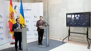 El ministro de Asuntos Exteriores, Albares, con su homólogo ucraniano, Dimitro Kuleva en febrero en Kiev.