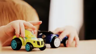 Niños jugando a los coches
