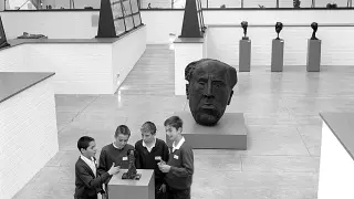 Un grupo de alumnos de un colegio zaragozano durante una visita al Museo Pablo Serrano de la capital aragonesa en 1997.