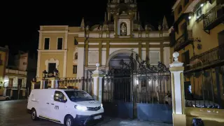 El coche de la funeraria abandona la basílica de La Macarena