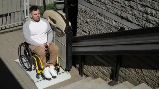 Imagen high-angle-man-in-wheelchair-outdoor (38059113)