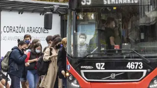 Usuarios subiendo a un autobús de la línea 35 durante los horarios de huelga en Zaragoza. gsc