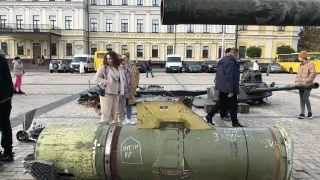 Exhibición de una parte de un misil ruso lanzado contra Kiev