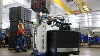 Mooontech realiza pruebas de los Hormigobots en la planta de Cefa en el polígono Malpica de Zaragoza.