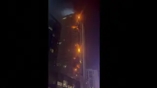 Arde un rascacielos cercano al Burj Khalifa en Dubai