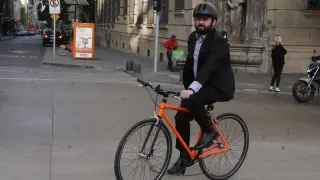 El presidente de Chile Gabriel Boric llegando en bici al palacio de La Moneda.