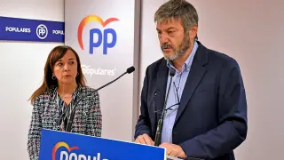 Gemma Allué, portavoz del PP en el Ayuntamiento de Huesca, y Gerardo Oliván, presidente provincial de los populares.
