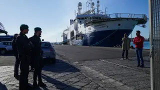Oficiales de policía se paran cerca del barco de rescate Geo Barents, dirigido por Médicos Sin Fronteras (MSF), en el puerto de Catania.