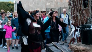 Yolanda Palomo, a la izquierda, encarnando a Narbona D’Arcal, la primera bruja ajusticiada por la Inquisición