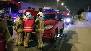 Servicios de emergencia trabajan en la extinción del incendio en una nave industrial en Constantí (Tarragona)