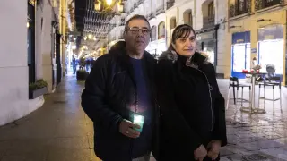 José Luis Cebollada y Pilar López, que regentan el bar Parra de Zaragoza, esta tarde en la protesta en la plaza del Pilar