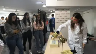 Los alumnos del IES Ítaca atienden a una demostración científica en la sede del CSIC en Aragón.