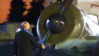 Putin visitó una exposición militar en la Plaza Roja de Moscú