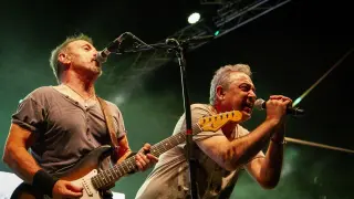 Mariano Gil (izquierda) y Nacho Jiménez (al micro) en un concierto de la actual gira de Tako, 'Aunque nos cueste la vida'.