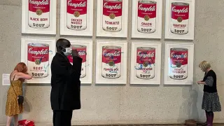 Activistas pegamento Warhol Australia