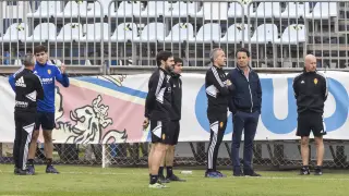 Fran Escribá dialoga con Iván Azón en la sesión de entrenamiento de este martes, primer día de trabajo del técnico con su nuevo equipo.