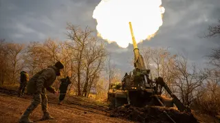 Fuerzas ucranianas disparan en la línea de combate en la región de Jersón